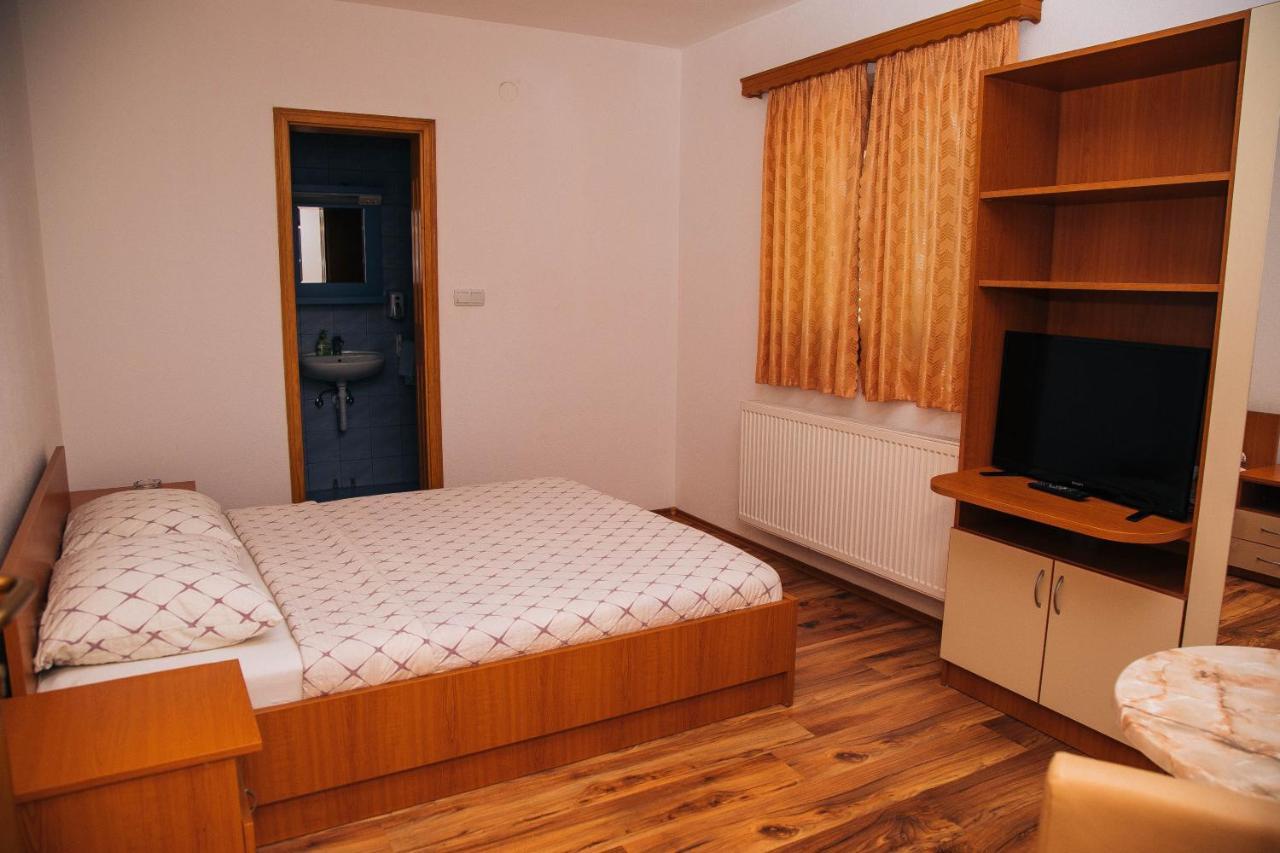 보산스카 그라디슈카 Jezero Laminci B&B 외부 사진